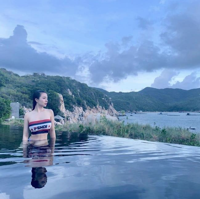 Lương Minh Phương khoe ảnh bikini tại bể bơi vô cực